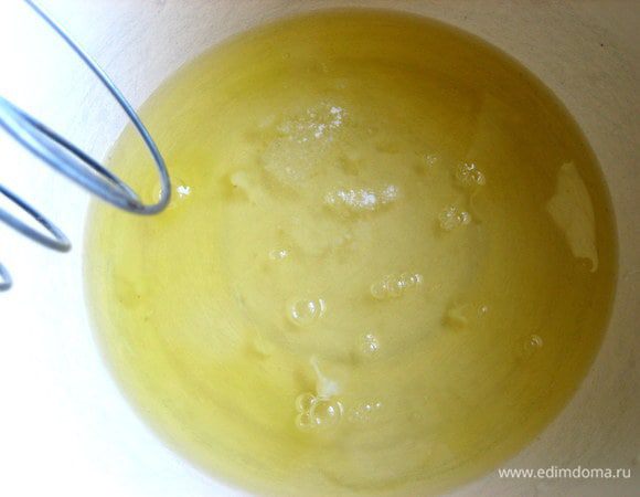 Белки с щепоткой соли относим взбивать будущему едоку-молодому кикбоксеру с накачанными мышцами)))