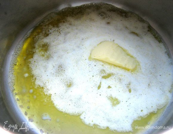 В кастрюле растопить сливочное масло на маленьком огне.