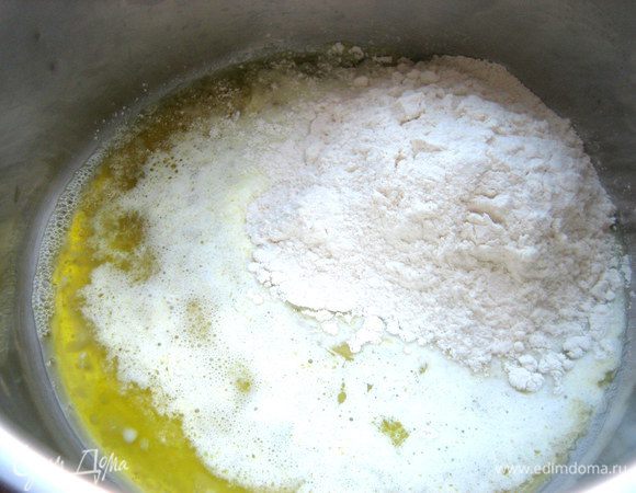 Всыпать полстакана муки.