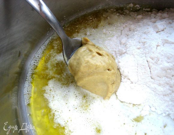 Добавить горчицу и желтки.