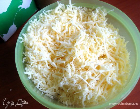Сыр натираем на мелкой тёрке. Масса в это время снята с огня и слегка остывает.