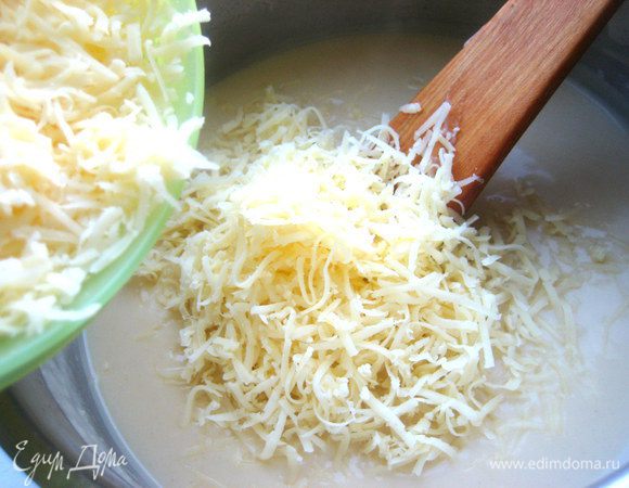 Высыпаем сыр,можно оставить по щепотке для верха.