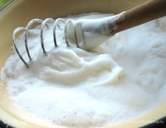 Взбитые белки возвращаются на кухню...