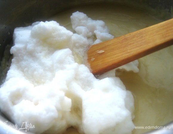 Вводим белки в массу.