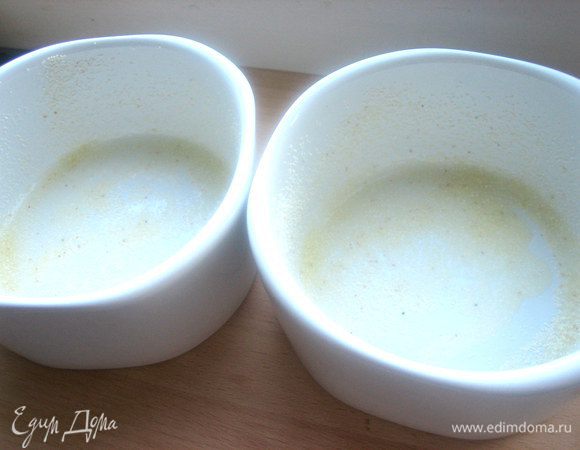 Формочки (диаметром 11 см) смазываем маслом и присыпаем манкой.