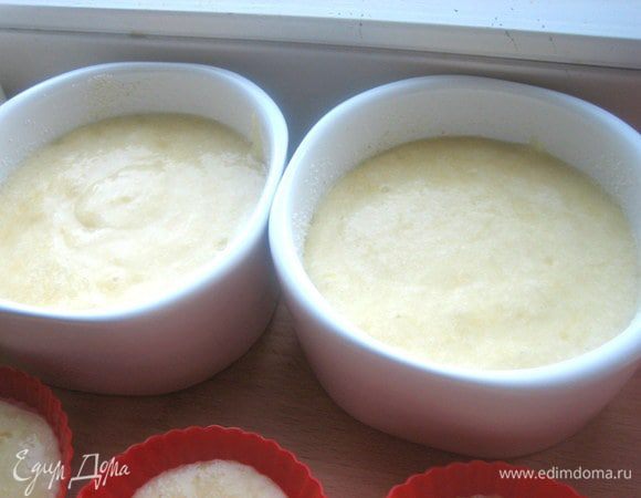 Выкладываем тесто,заполняя на две трети.