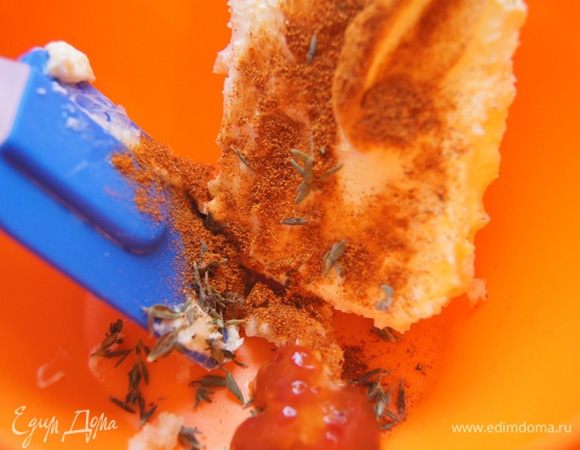 Для начала приготовить масло для фарширования цыпленка. Выложить в миску мягкое масло, добавить паприку, листики тимьяна, соус чили (можно и чайную ложку, если любите острое), чеснок через пресс, соль.