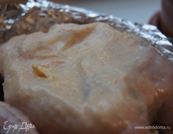 Цыпленка разрезать на части (спинку я не использую), стараясь не повредить кожу. Масло со специями равномерно распределить под кожей каждой части и особенно грудки (получится сочная). Выложить кусочки в форму, застеленную фольгой или пергаментом, поставить в разогретую до 200 С духовку на 45-50 минут. Периодически поливать выделившимся соком с маслом.