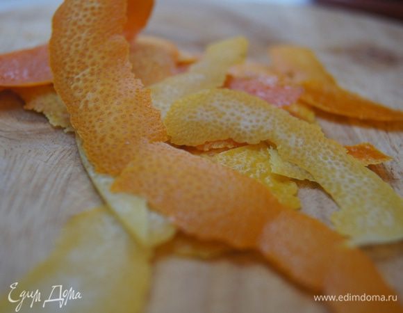 Тем временем приготовить соус. Лимон и апельсин обдать кипятком, срезать цедру экономкой (чтобы не было белой части), можно конечно натереть на мелкой терке, но так соус получится точно без горечи.