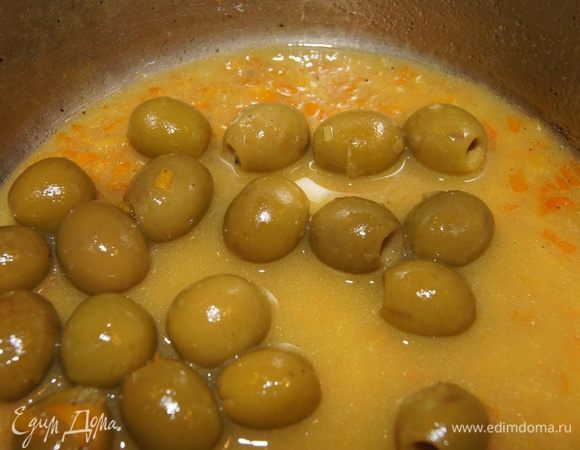 Цедру нарезать очень мелко, выжать сок из обоих цитрусовых, добавить все в сотейник вместе с солью и молотым черным перцем. Довести до кипения, убавить огонь, уварить соус до загустения, добавить маслины и прогреть еще пару минут.
