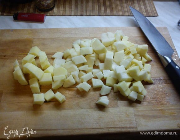 Нарезаем картофель, корень сельдерея, лук репчатый, лук-порей, морковь кубиком. В кастрюлю на огне немного растительного масла, туда все овощи, кроме картошки. Даем овощам потомиться и подружиться))). 