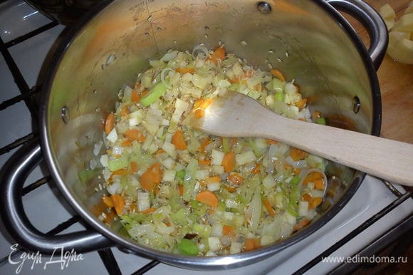 Теперь картофель и заливаем водой, либо овощным бульоном.