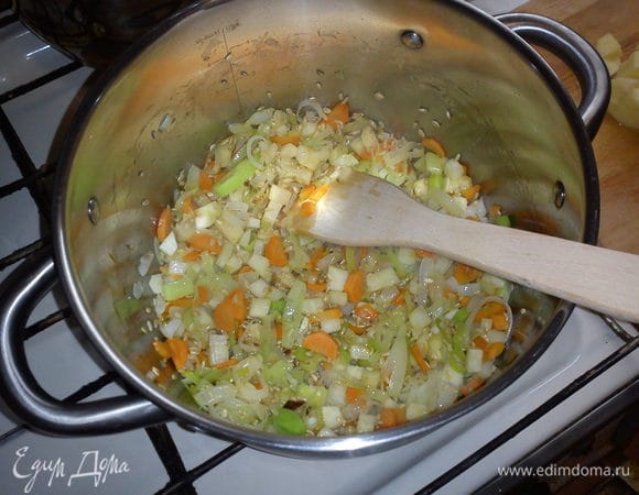 Теперь картофель и заливаем водой, либо овощным бульоном.