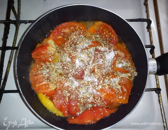 После того, как рис достиг своей полуготовности, бросаем нашинкованную капусту. Пока капуста варится вместе со всеми овощами в кастрюле, мы нарезаем кольцами помидоры и томим их на сковородке, посолив, посахарив и добавив сухих итальянских (или любых других) трав. 