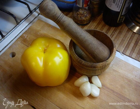 В самый последний момент нарезаем перец, бросаем его в кастрюлю. Толчем чеснок в ступке и добавляем его на сковороду с томящимися помидорами на пару минут, затем всю эту помидорно-чесночную смесь в кастрюлю. Пару минут и щи готовы!
Можно украсить зеленью при подаче на стол, конечно, с шариком сметаны!
Приятного аппетита!