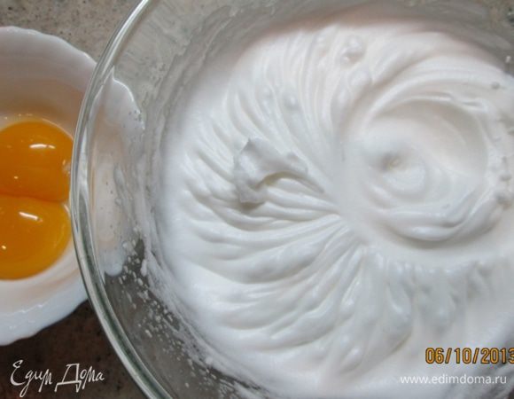 Отделить белки от желтков. Взбить белки с 14 г сахарной пудры в плотную пену.