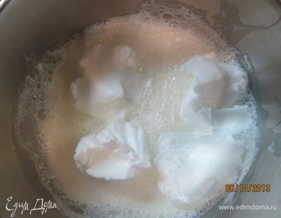 Вскипятить молоко в кастрюле и чайной ложечкой, понемногу, выкладывать туда взбитые белки, которые сразу будут застывать. 