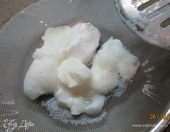 Немного поварить полученные «снежки» (я их аккуратно один раз перевернула), затем вынуть шумовкой и отбросить на дуршлаг.