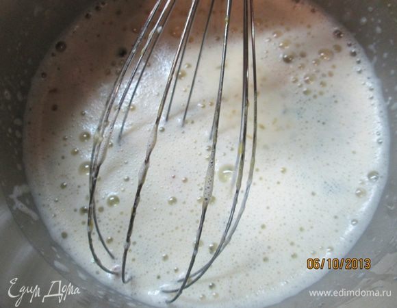 Растолочь фисташки, опустить их в кипящее молоко на несколько минут, затем раздробить орехи в пюре.
Снять молоко с плиты, всыпать туда оставшуюся пудру, просеять муку, взбить венчиком, остудить.
Взбить яичные желтки и постепенно, помешивая, вливать в остывшее молоко с мукой. Добавить фисташковое пюре.
Поставить получившийся крем на плиту и дать ему слегка загустеть на слабом огне. Следить за тем, чтобы он не закипал! Я постоянно работала венчиком.
Когда крем будет готов, снять его с огня, продолжать помешивать какое-то время!
