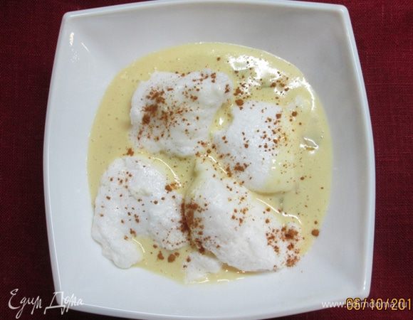 Вылить крем в пиалу, украсить снежками, посыпать корицей.