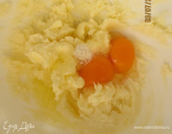 Добавить яйца, ванилин и опять взбить.