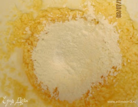 Добавить кукурузный крахмал и разрыхлитель, взбить.