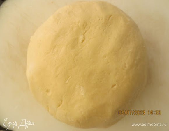 Муку просеять и добавить в массу, замесить тесто.