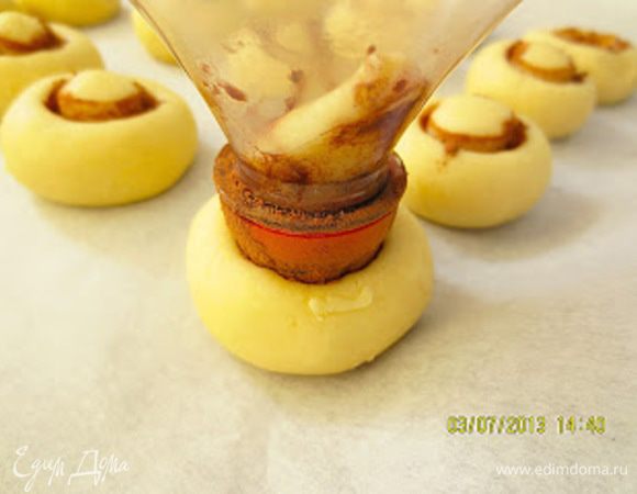 Надавить горлышком бутылки на поверхность каждого колобка.