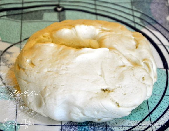 Из муки, воды, дрожжей, соли, сахара и оливкового масла замесить тесто. Я это делаю в хлебопечке. Если вы месите руками, надо месить не меньше 5-10 минут. Тесто должно отставать от стенок посуды. Оставить на час в теплом месте подниматься.