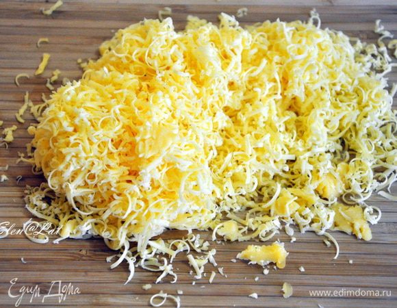 Сыр натереть на терке.