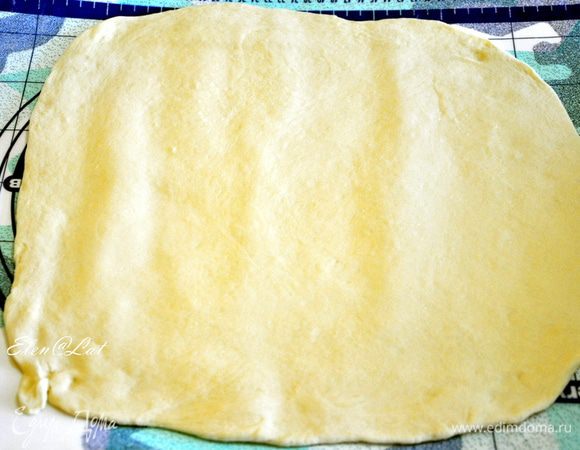 Затем раскатать тесто в прямоугольник, толщиной 0,5 см. 