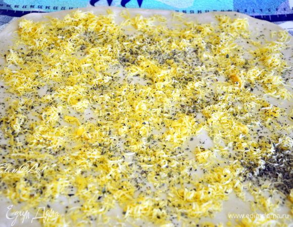 Присыпать его сыром и итальянскими травами. 