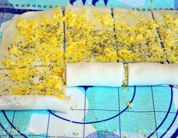 Теперь поделить пласт из теста на прямоугольники. Затем каждый прямоугольник свернуть рулетом.!!
