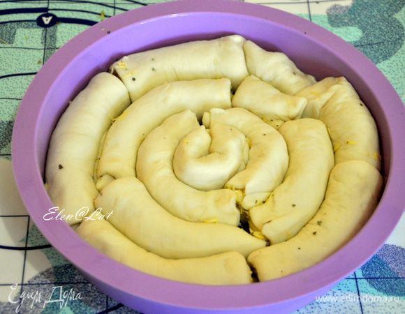  и уложить рулетики в форму для выпечки по кругу.