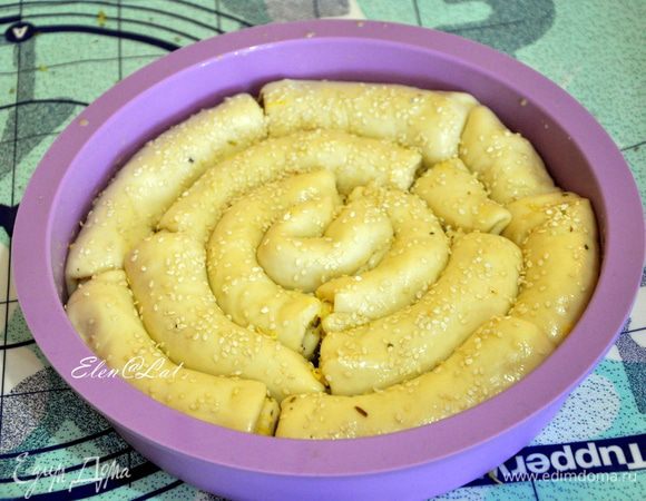 Накрыть форму полотенцем и оставить подниматься на 30 минут! Затем смазать хлеб взбитым желтком. В желток добавить чуть воды. Посыпать всю эту красоту кунжутом и выпекать, в предварительно нагретой до 200С, духовке 30 минут.