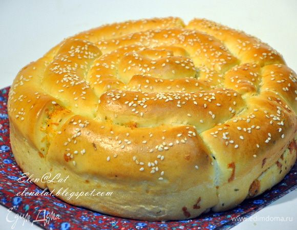  Когда хлеб будет готов, остудить и вынуть из формы. Хлеб можно разрезать как торт. А можно ломать, отрывая рулетики! Аромат потрясающий!!! А о вкусе и говорить не приходится он великолепен!!!! Приятного аппетита!!!