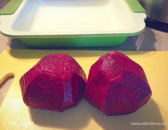 Отчистим свеклу от кожуры...