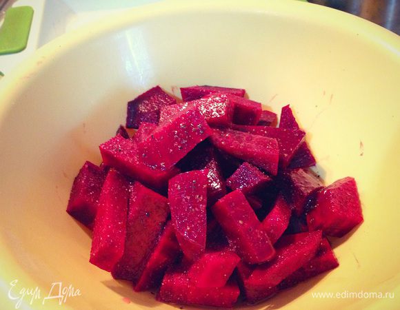 Нарежем свеклу кубиками... посолить поперчить побрызгать оливковым маслом ....перемешать руками...
