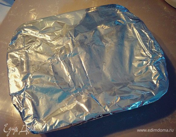 Накроем сверху форму фольгой....и отправим нашу свеклу в разогретую духовку до 200 г на 40-45 минут...протыкаем вилкой периодически проверяя готовность свеклы...