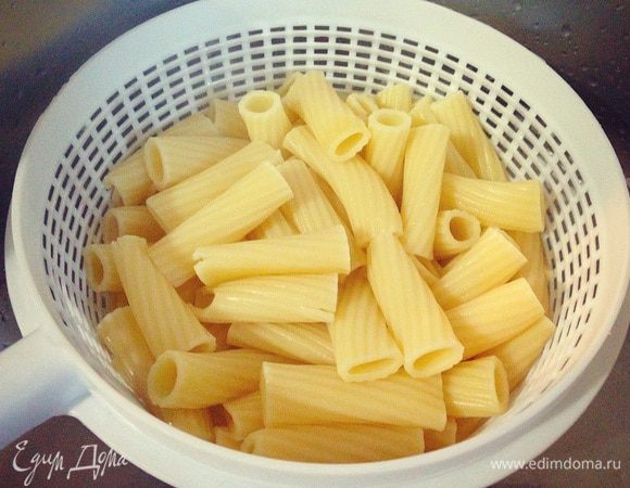 Пока свекла печется....отварим макароны....