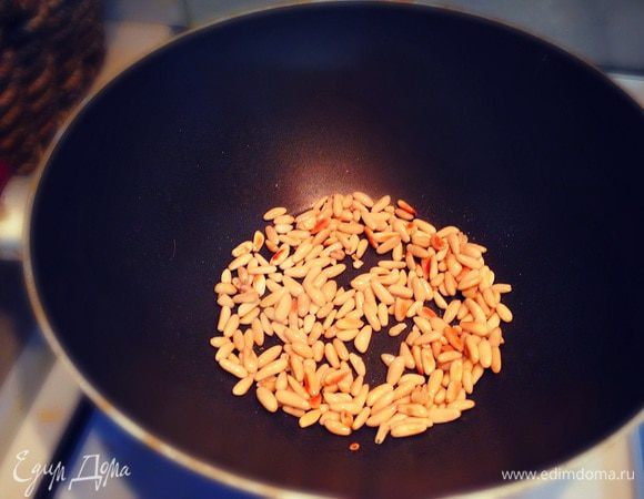Немного обжарим кедровые орешки