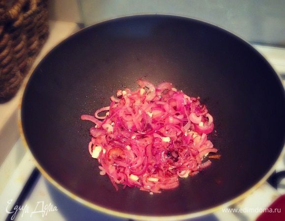 Пассеруем красный лук и чеснок (лук нашинковать тонко полукольцами)...