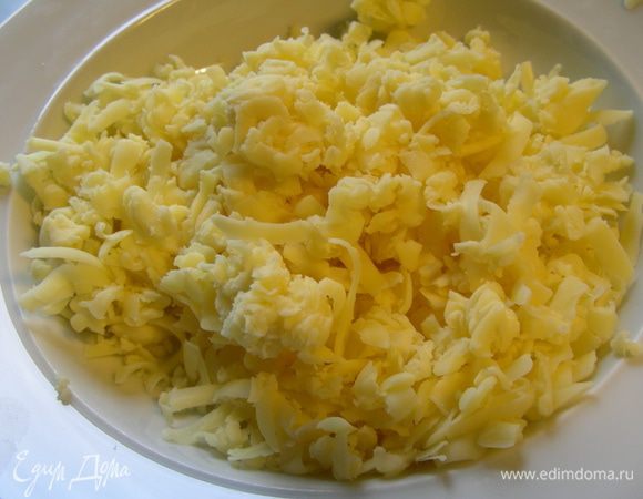 Трем сыр (чтобы он был готов и потом больше на него не отвлекаться).
