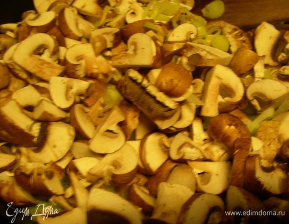 500 г грибов режем пластинами и добавляем в сковородку.