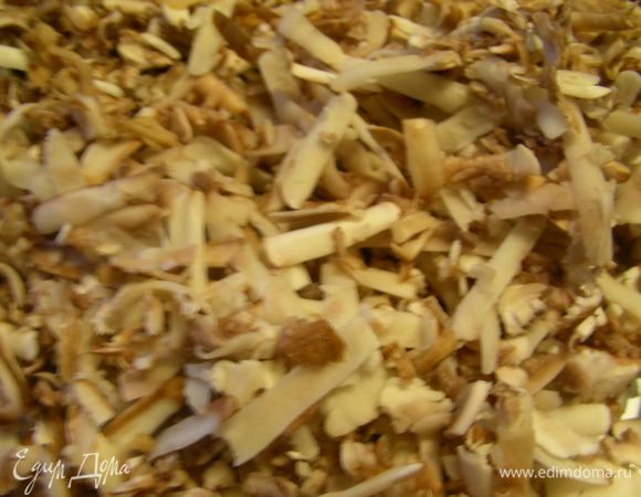 Оставшиеся 300 г грибов трем на терке и также добавляем (мне кажется, что это делается для того, чтобы еще лучше вкус грибов чувствовался). Готовим минут 5, помешивая, пока грибы не пустят сок. 
