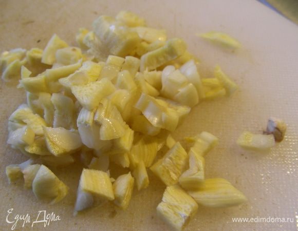 Чеснок и чили, если используете, мелко рубим и добавляем в сковороду. Готовим пару минут. 
