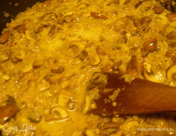 Добавляем немного молока, хорошо перемешиваем и готовим пару минут. Добавляем остальное молоко и готовим 7-10 минут (я добавила еще неполную ст.л. муки). 