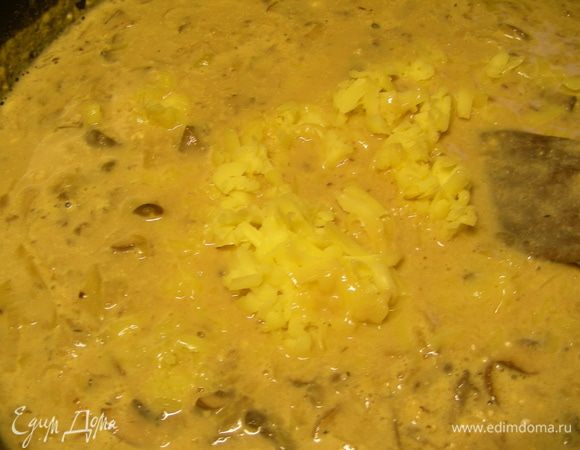 Добавляем почти весь сыр, оставив немного чтобы посыпать сверху лазанью. Снимаем соус с огня. Солим, перчим по вкусу.
