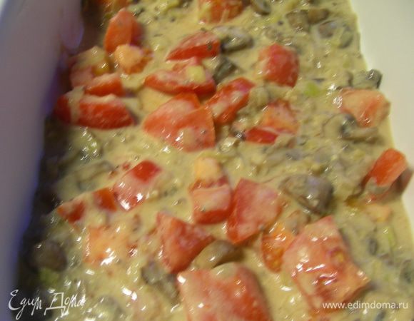 В форму выливаем слой соуса (около 1 см).
