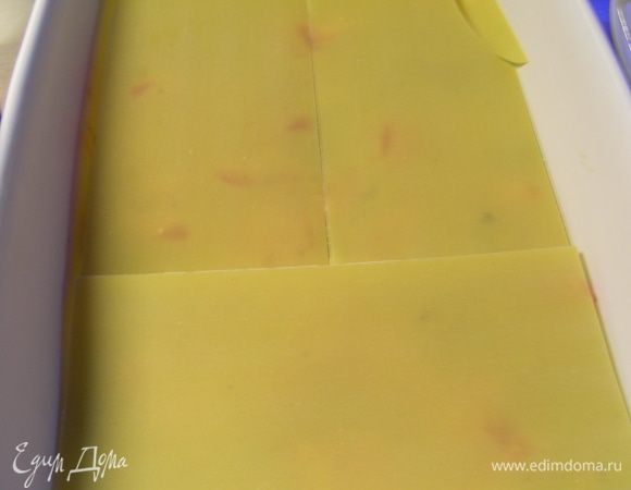 Выкладываем листы лазаньи. Затем соус и так чередуем до конца. Последний слой - соус. У меня получилось 4 слоя. 
